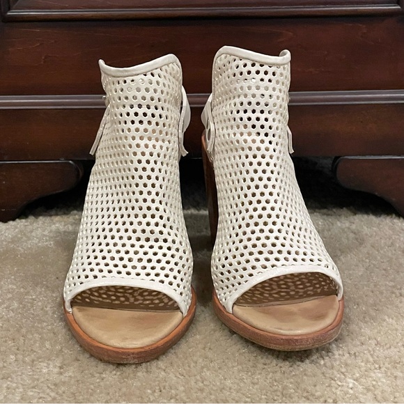 Rag & Bone Wyatt White Leather Perforated Block Heel Sandals Size: EU 38/US 8. - Picture 5 of 8